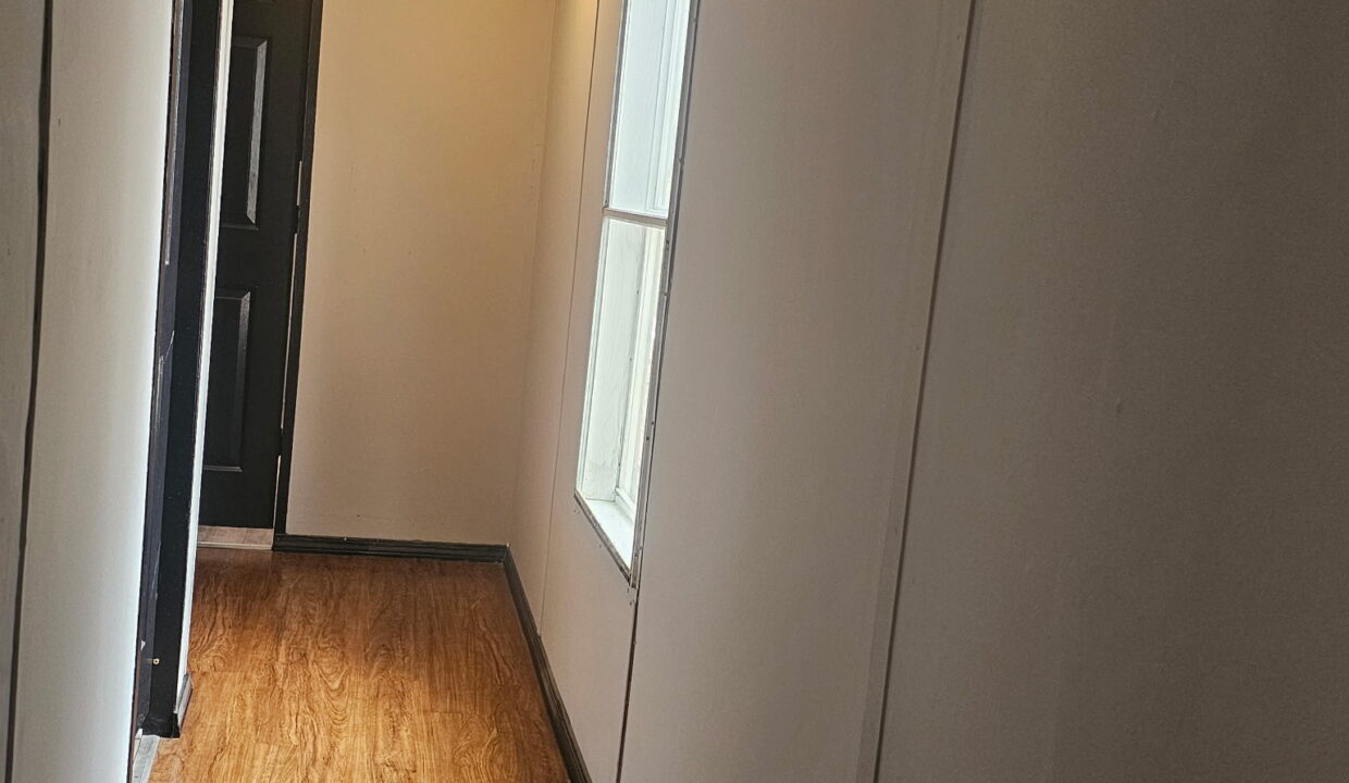 532 EAGLENEST HALLWAY