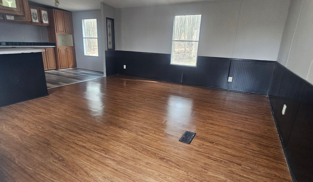 532 EAGLENEST LIVING ROOM