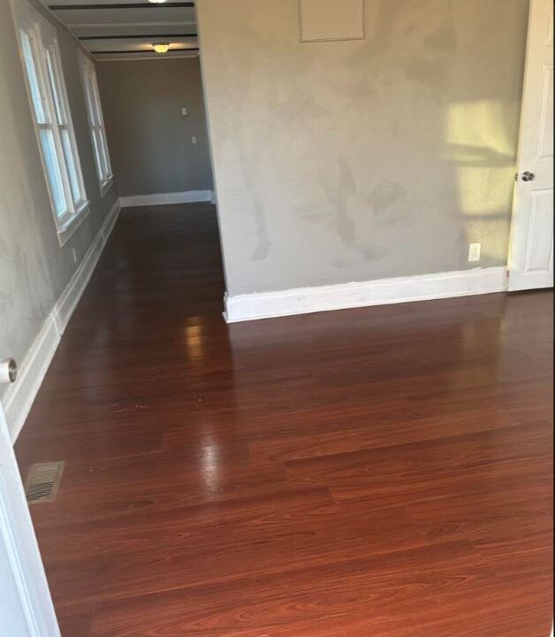 603 McArthur - living room